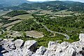 Aussicht von der Burgruine Aguilar auf die Corbières, Weinreben und typische Pflanzen der Corbières