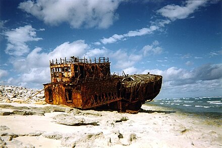 Ship wreck. Бассас-да-Индия. Заброшенные корабли. Брошенные корабли. Заброшенный корабль на острове.