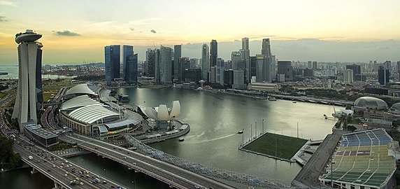 싱가포르 플라이어의 여러 캡슐들에서 본 마리나베이 (2012년 촬영)