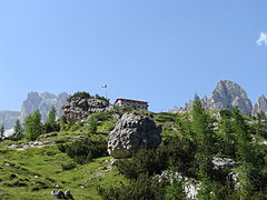 Bertihütte zwischen Sextner Rotwand und Neuner im Hintergrund