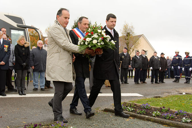 Dépôt de gerbe par Michel Zumkeller, Didier Sacksteder et Florian Bouquet.