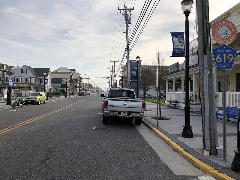 File:2018-10-04 17 02 25 View south along Cape May County Route 619 (Landis Avenue) at Jersey Avenue in Sea Isle City, Cape May County, New Jersey.jpg