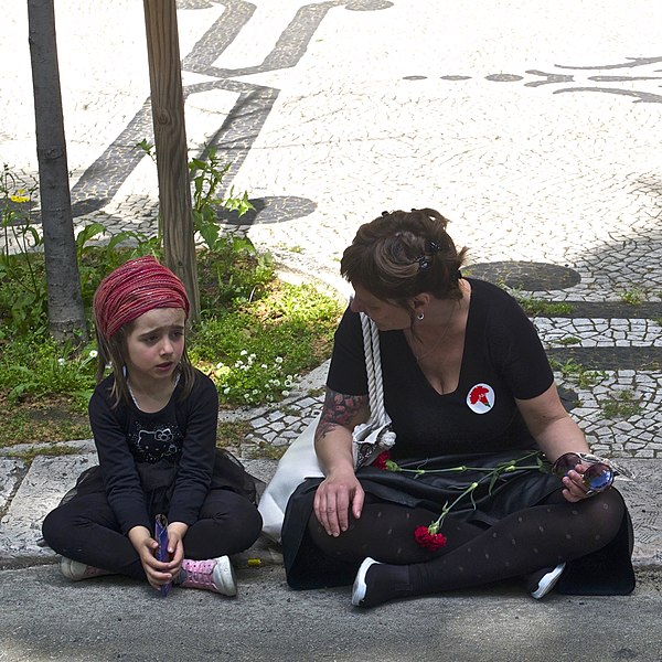 File:25 de Abril 2016 - A tender moment between a mother and her daughter (26662039605).jpg