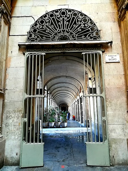 File:462 Portal del passatge de Bacardí que dóna accés a la plaça Reial (Barcelona).jpg