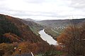 Der Kröver Burgberg mit Abschnittswall links der Mosel von Montroyal aus gesehen.