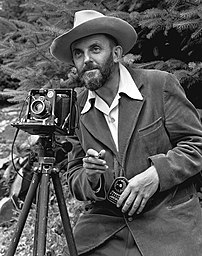 Portrait d'Ansel Adams, photographe et écologiste américain. (définition réelle 3 003 × 3 799)