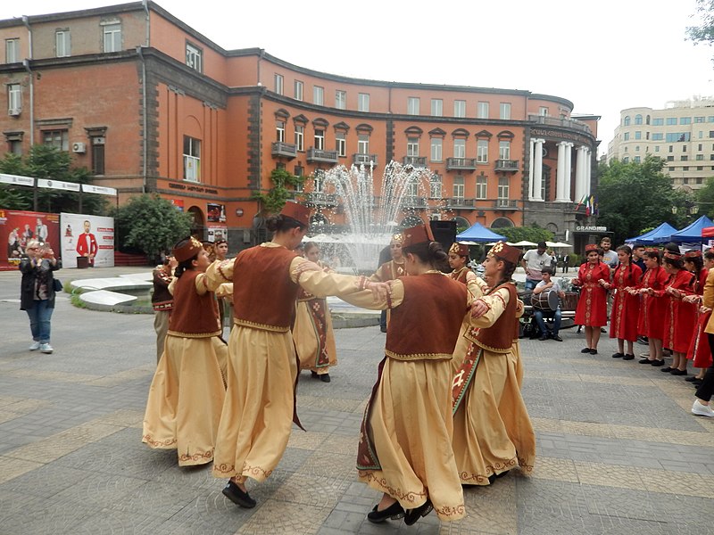 File:Armenian National Dance in Aznavour Square (2).jpg