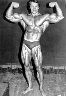 Arnold Shvartseneggerning 1974-yilda beshinchi “Janob Olympia” tanlovi unvonini himoya qilishdan oldingi surati.