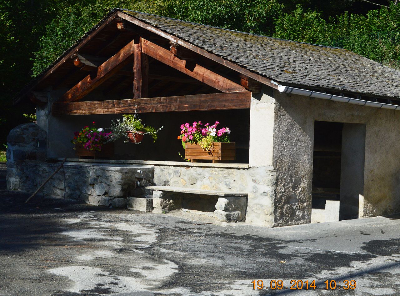 Artigues, Ariege, Lavoir.JPG