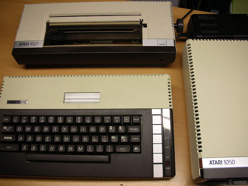 File:Atari 800xl mit Zubehoer.JPG