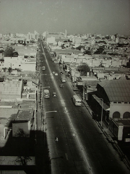 ไฟล์:Av. Colón vista desde calle Arturo Orgaz hacia el centro a fines de los años ´60, Córdoba, Argentina.jpg