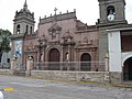 Pemandangan luar katedral selama Pekan Suci.