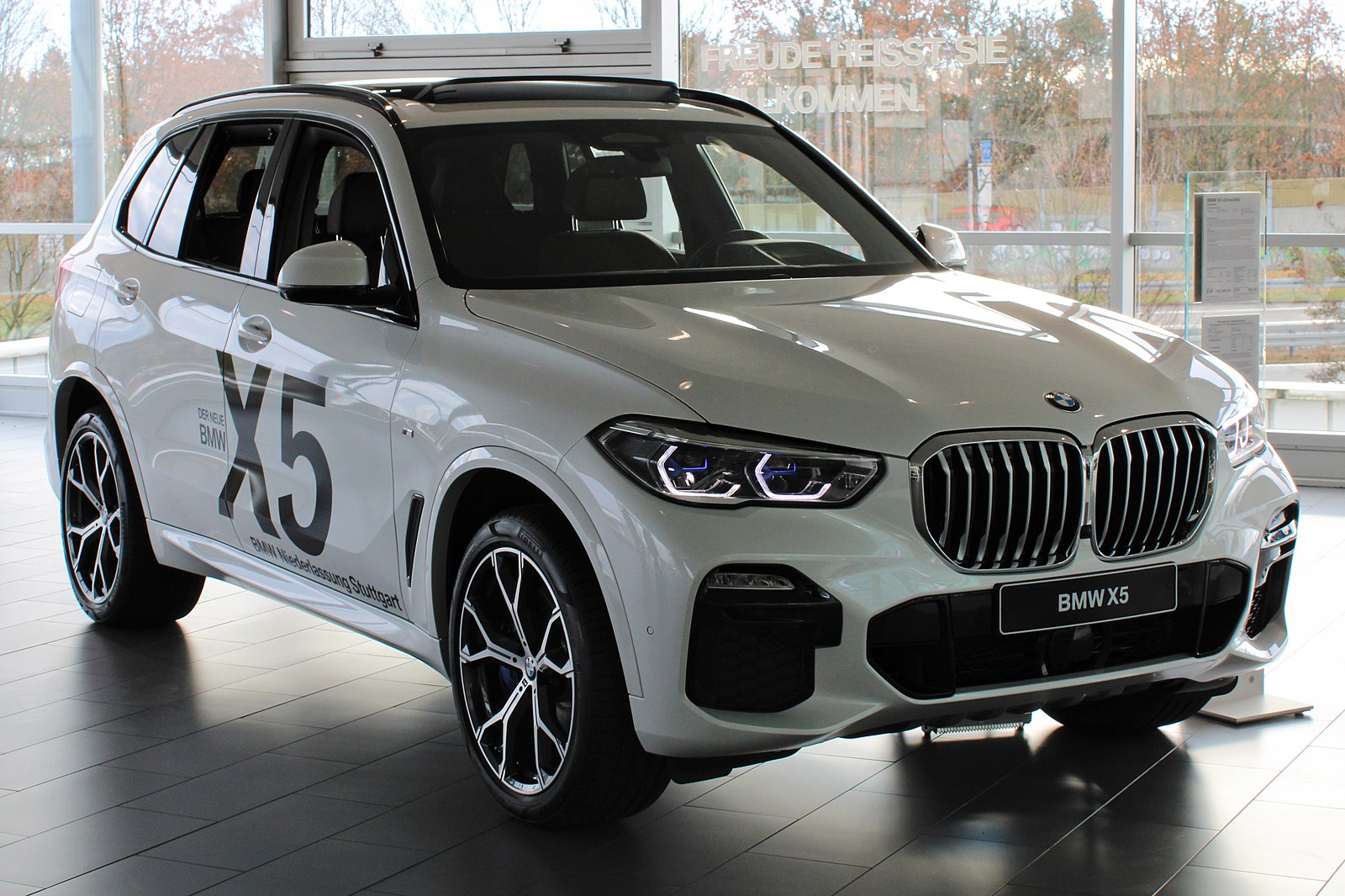 Пока х5 5g. BMW x5 2022 Рестайлинг. БМВ х5 g05 Рестайлинг. BMW x5 g05 White. Рестайлинг БМВ х5 g05 2022.