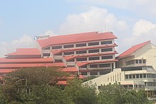 Gedung-gedung merah di siang hari