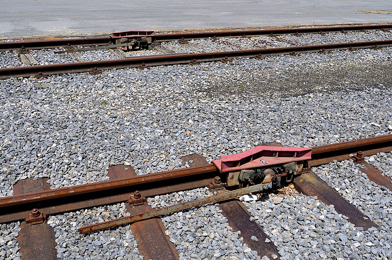 File:Bahnhof Ernstbrunn Sperrschuh 1 2.jpg