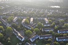 Kuthstr. in Köln-Vingst. Am oberen Bildrand die Einfamilienhaussiedlung am Marbergweg und das Städtische Naturfreibad Vingst