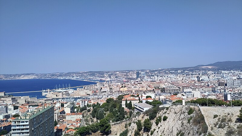 Vue de Marseille ensoleillée depuis la basilique Notre-Dame-de-la-Garde 