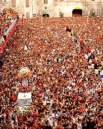 Devotees flock to the Basílica Minore del Santo Niño
