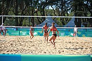 Deutsch: Beachvolleyball bei den Olympischen Jugendspielen 2018; Tag 8, 14. Oktober 2018; Mädchen, Achtelfinale – Bolivien-Puerto Rico 0:2 (18–21/18–21 ) English: Beach volleyball at the 2018 Summer Youth Olympics at 14 October 2018 – Girls Round of 16 – Bolivia-Puerto Rico 0:2 (18–21/18–21 )