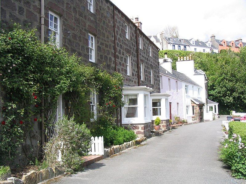 File:Beaumont Crescent, Portree, Isle of Skye - geograph.org.uk - 1973717.jpg