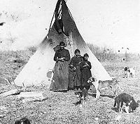 Жінка з племені дане-заа та діти (близько 1899).