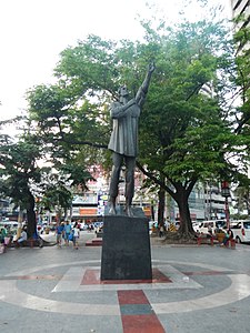 Plaza San Lorenzo Ruiz ay pinangalanan pagkatapos ng Lorenzo Ruiz, na ang mga rebulto ay nakatayo sa gitna ng plaza.