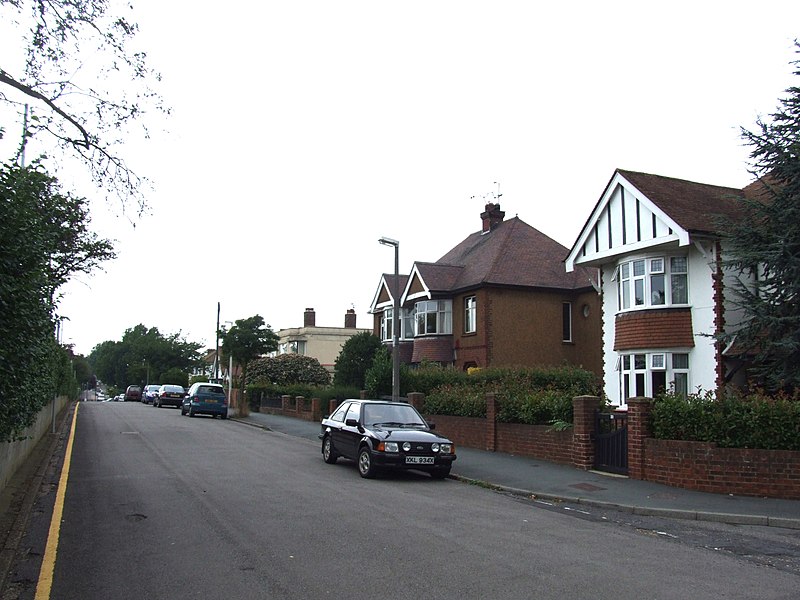 File:Birling Avenue, Rainham - geograph.org.uk - 2016183.jpg