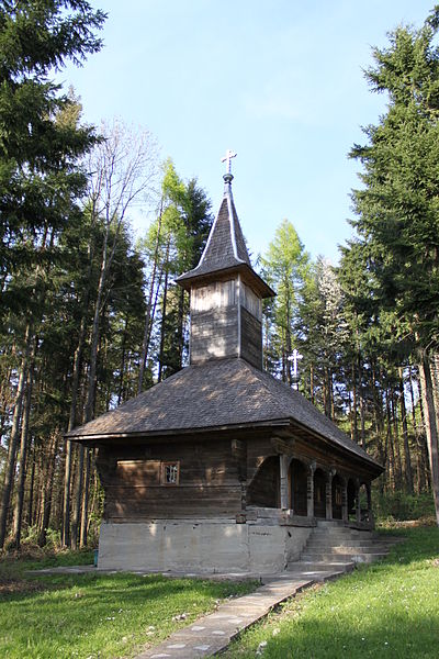 File:Biserica de lemn din Subpiatra04.jpg