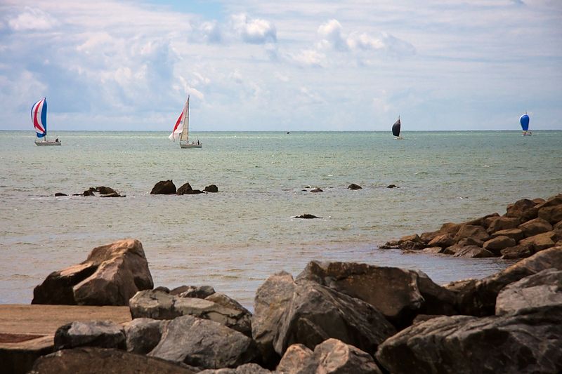 File:Boats sailing off Bonchurch beach.jpg