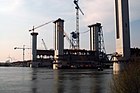 Nieuwe Botlekbrug in aanbouw met op de achtergrond de oude brug