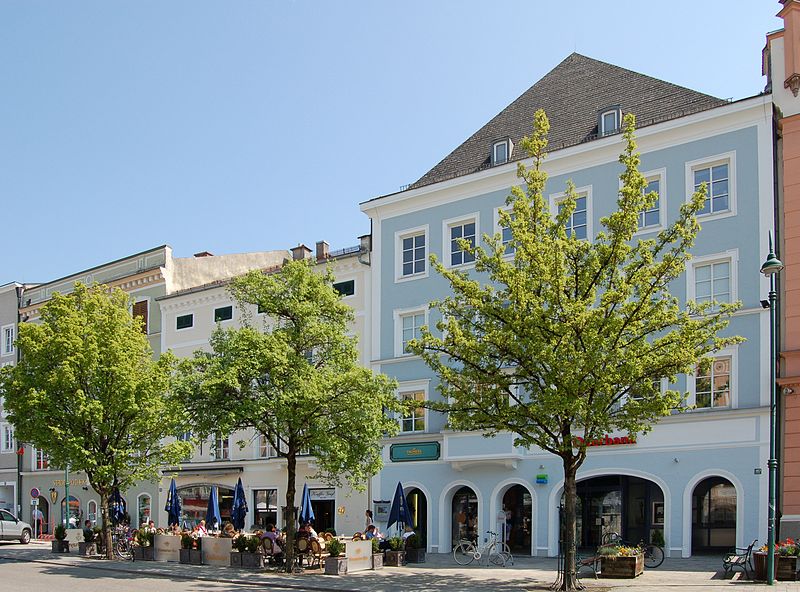 File:Braunau - Stadtplatz 40-42.jpg