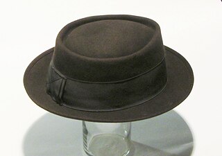 <span class="mw-page-title-main">Pork pie hat</span> Style of headware