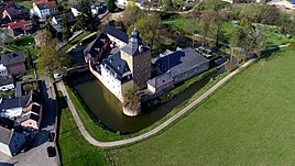 Burg Kirspenich und Teile des Ortes aus der Vogelperspektive