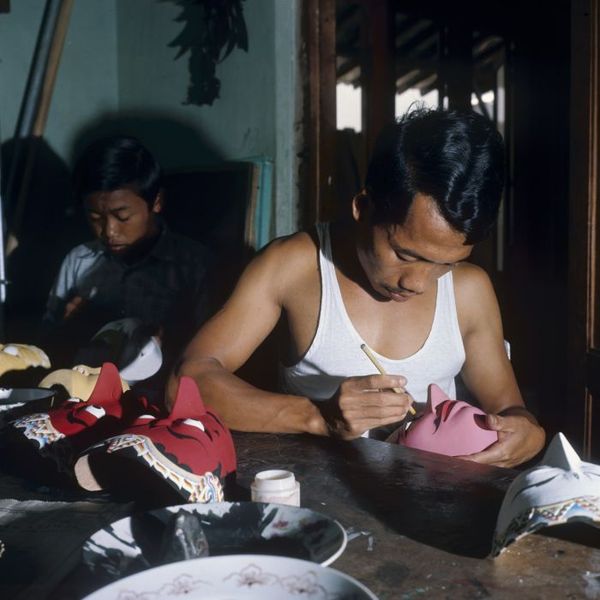 File:COLLECTIE TROPENMUSEUM Vervaardiging van wajang topeng maskers TMnr 20026693.jpg