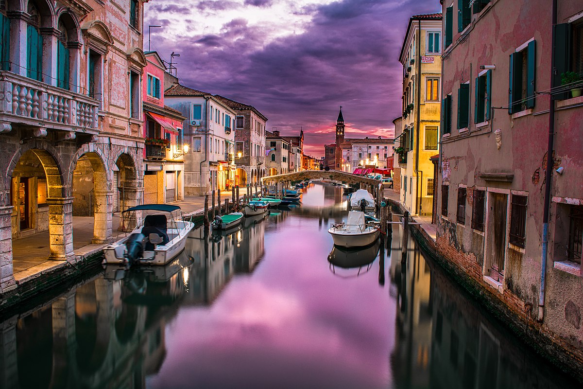 Esamir International News Network - Page 28 1200px-Canals_of_Venice_at_Dusk