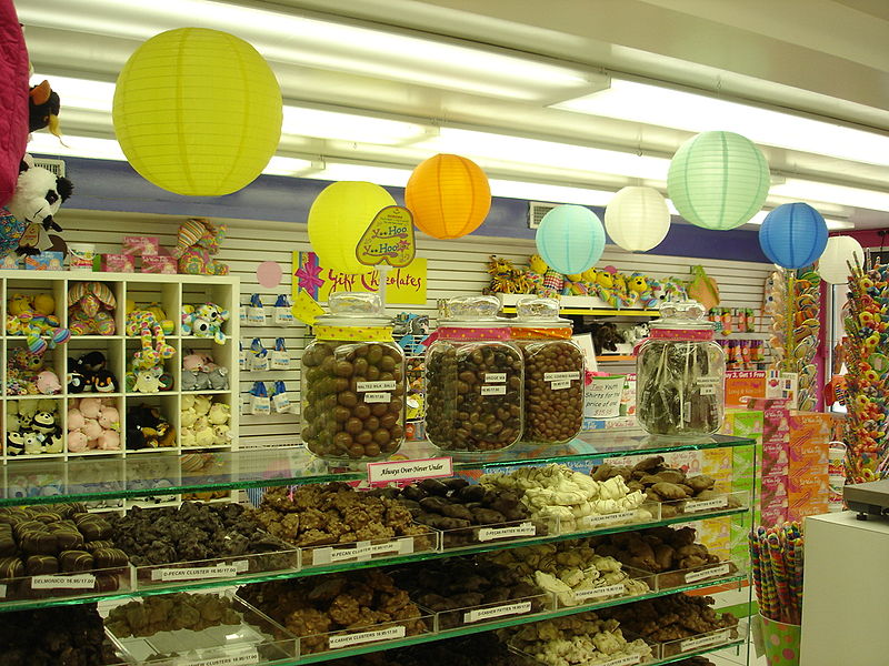 File:Candy Store ``Candy Kitchen`` in Virginia Beach VA, USA (9897384363).jpg