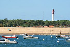 Le phare du Cap-Ferret vu depuis les flots du bassin d’Arcachon.