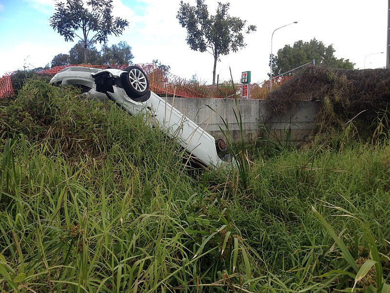 File:Car missed the bridge 02.JPG