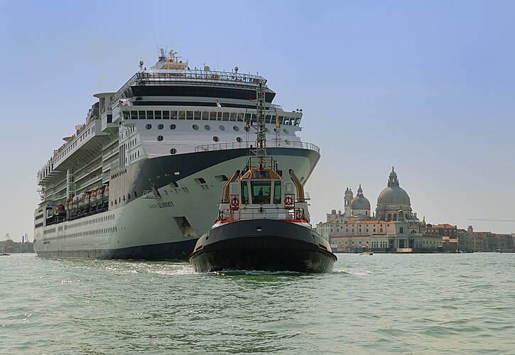 Буксир Vanna C выводит круизный корабль Celebrity Summit из Венеции, на заднем плане — собор Санта-Мария-делла-Салюте