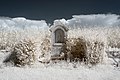 Français : Oratoire, Chemin des Rotures, Chamblanc (Côte d'Or, Bourgogne, France) photographié avec un filtre infrarouge 720 nm. Català: Oratori, Camí de les Rotures, Chamblanc (Costa d'Or, Borgonya, França) fotografiat amb un filtre infraroig 720 nm. Español: Oratorio, Camino de los Roturas, Chamblanc (Côte d'Or, Borgoña, Francia) fotografiado con un filtro infrarrojo 720 nm.