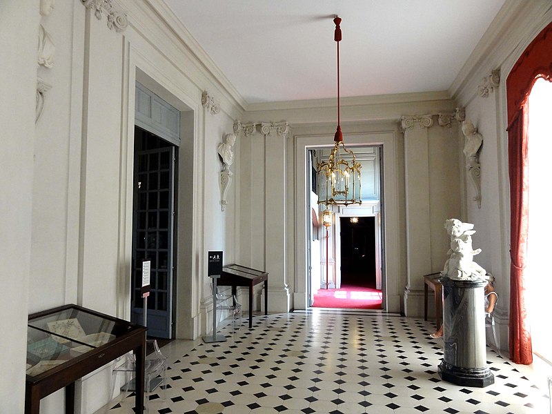 File:Champs-sur-Marne (77), château de Champs, escalier d'honneur, vestibule de l'étage, vue vers l'est.jpg