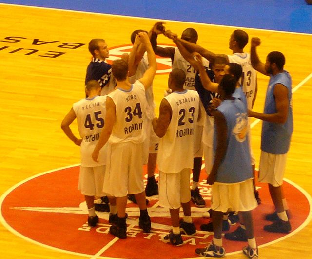 The 2007-08 team huddle before a match with Fenerbahçe Ülker.