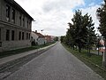 Čeština: Dlážděná cesta na návsi v Chotěšově. Okres Litoměřice, Česká republika. English: Cobblestone road in village square of Chotěšov village, Litoměřice District, Czech Republic.