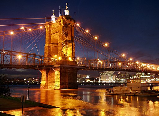 Vista nocturna del Puente colgante John A. Roebling sobre el río Ohio en Cincinnati
