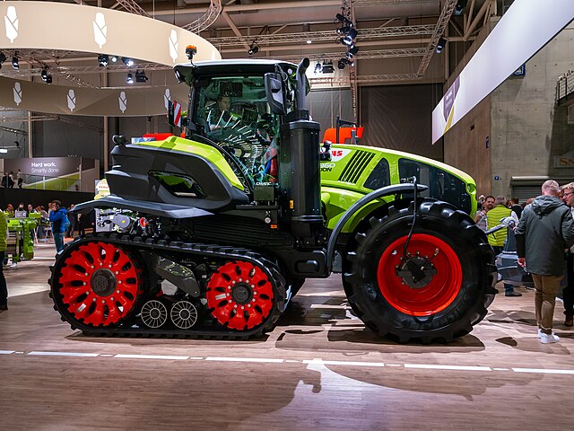 Un tracteur Claas semi-chenillé.\n (définition réelle 4 608 × 3 456)