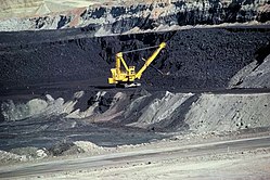 Une mine de charbon à ciel ouvert dans le Wyoming, au États-Unis. Les impacts négatifs sur l'environnement de telles infrastructures permettent d'argumenter l'idée selon laquelle les procédés CTL contribuent au paradigme écologiquement négatif que l'on vit.