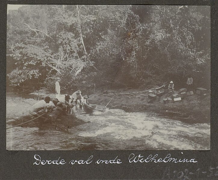 File:Collectie NMvWereldculturen, RV-A102-1-52, 'Derde val in de Wilhelmina'. Foto- G.M. Versteeg, 1903-1904.jpg