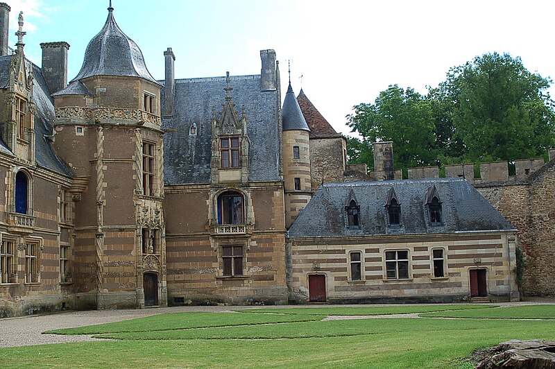 File:Corps de logis renaissance du château d'Ainay-le-Vieil.JPG