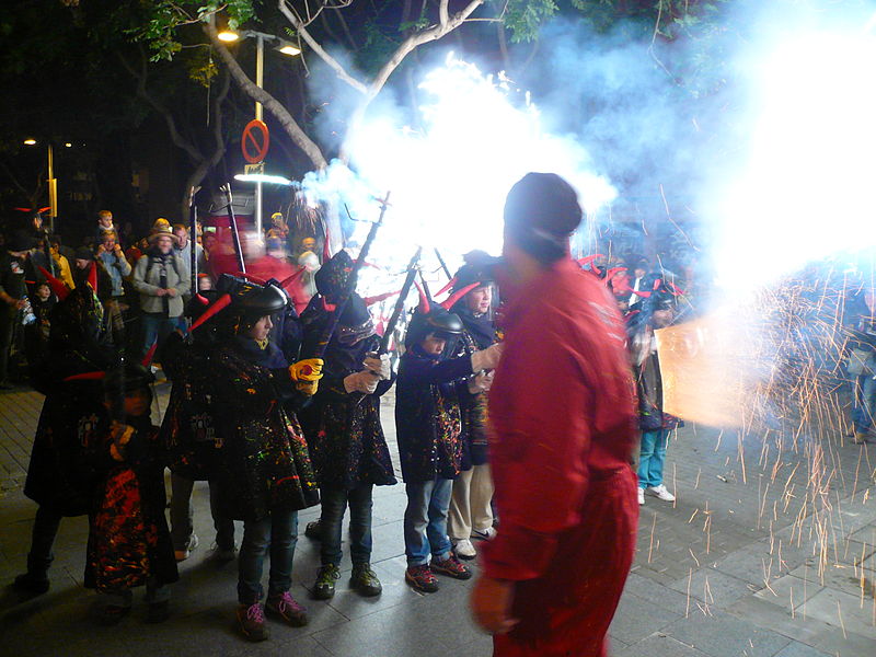 File:Correfoc infantil de la festa major de Sarrià 2013 -P1460956.jpg