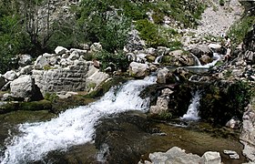 Reste d'un barrage à la source du Coulomp.